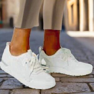 🔥🔥NWT UGG Women Tay Knit Triple White Mesh Walking Shoes size 12 M